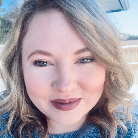 Profile Picture of Chelsea Truster (@crcenter) on Poshmark