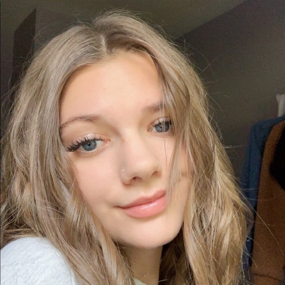 Profile Picture of Ariel Visser (@arielvisser) on Poshmark