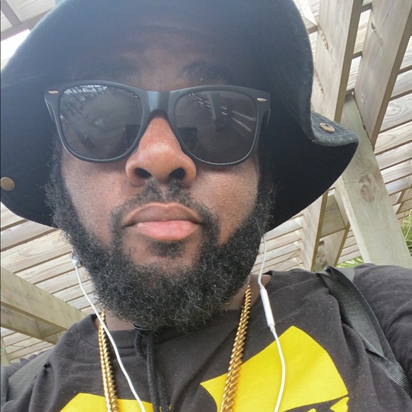 Profile Picture of Julian Johnson (@jjsousa12) on Poshmark