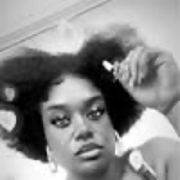 Profile Picture of Adora Adora (@adoraaa192) on Poshmark