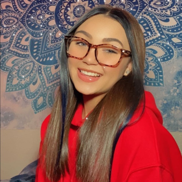 Brianna Samonek - Poshmark Profile Picture of Brianna Samonek (@briannasamonek) on Poshmark