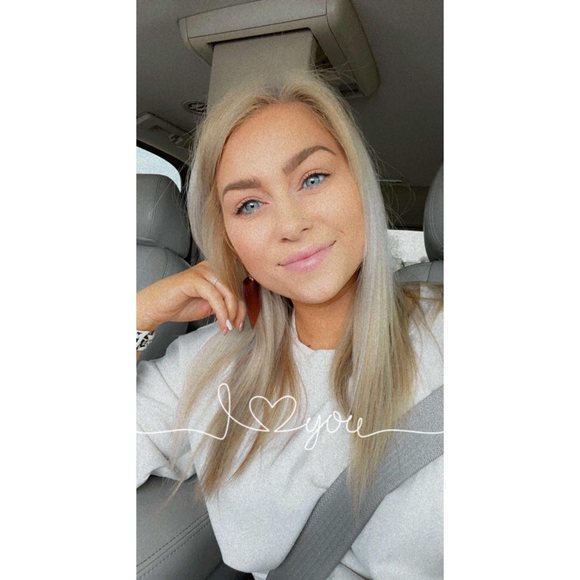 Profile Picture of Alexsis Nelson (@alexsisnelsonn) on Poshmark