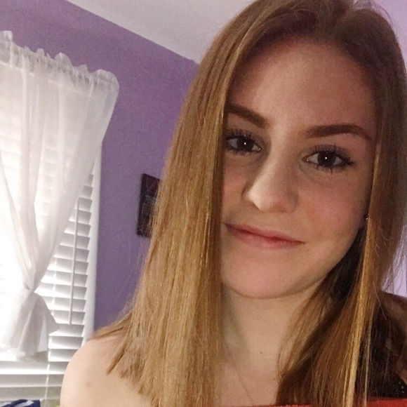 Profile Picture of Julia Heinze (@jdheinze44) on Poshmark