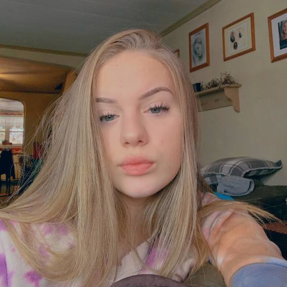 Profile Picture of Megan Matukaitis (@meganmatukaitis) on Poshmark