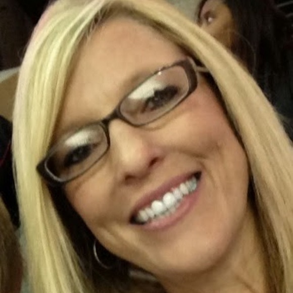 Profile Picture of Lisa Keene (@lisakeene) on Poshmark