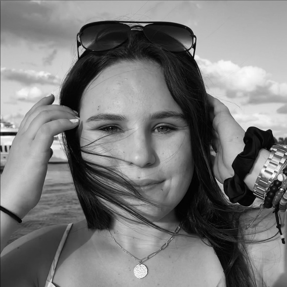 Profile Picture of Ariel Hodge (@arielhodge980) on Poshmark