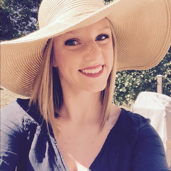 Profile Picture of Bree Cassidy (@carleybreezy) on Poshmark