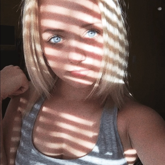 Profile Picture of Zuzia Pasierbek (@zuzaaa_) on Poshmark