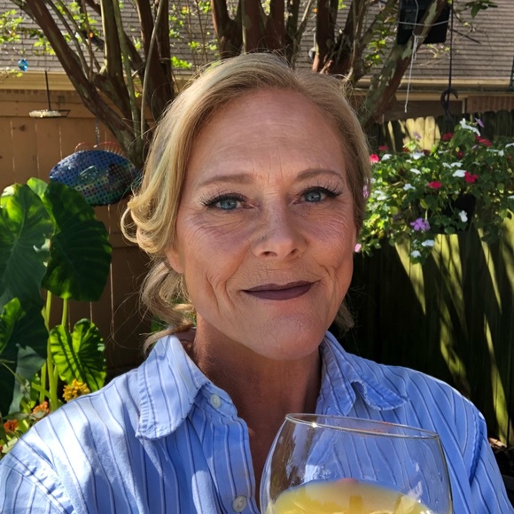 Profile Picture of Liz Maas (@liz_maas) on Poshmark