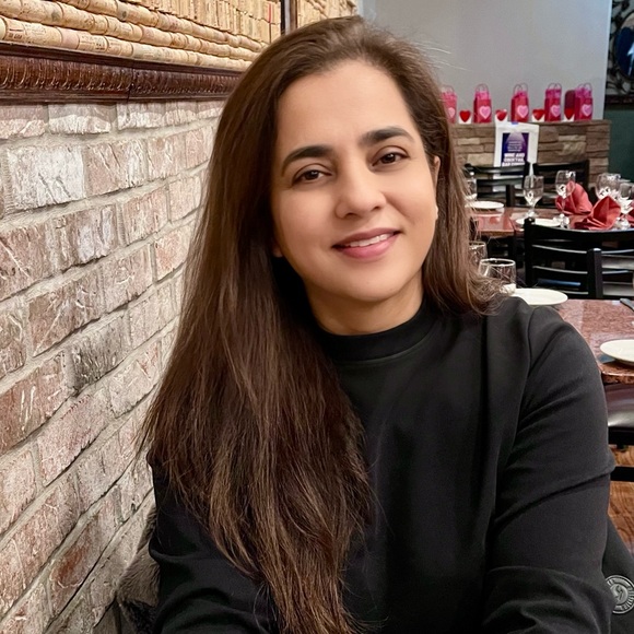 Profile Picture of Amna Shoro (@amnashoro) on Poshmark