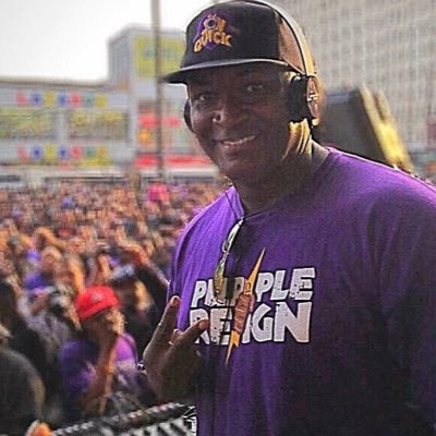 Profile Picture of DJ Jon Quick (@superheroDJ) on Twitter