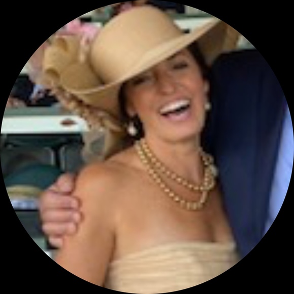 Profile Picture of Lara Needham (@laraneedham) on Poshmark