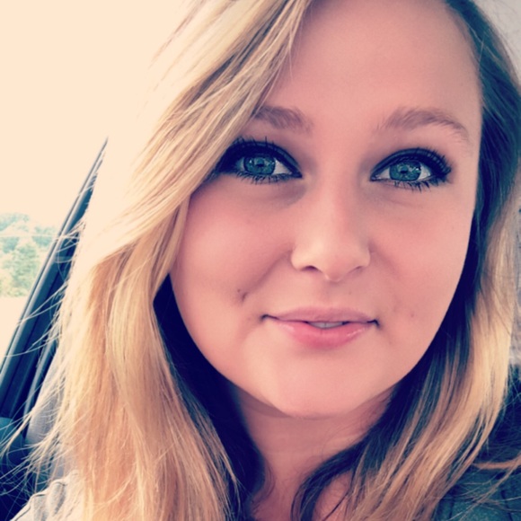 Profile Picture of Elizabeth Gawel (@gaweled95) on Poshmark
