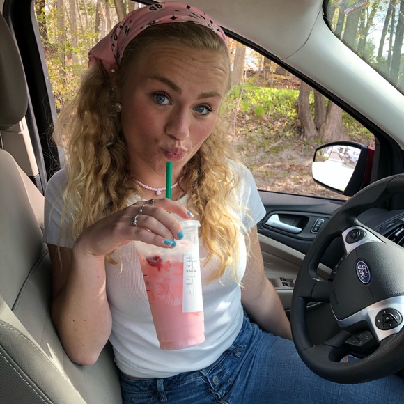 Profile Picture of Anna Reny (@annareny) on Poshmark