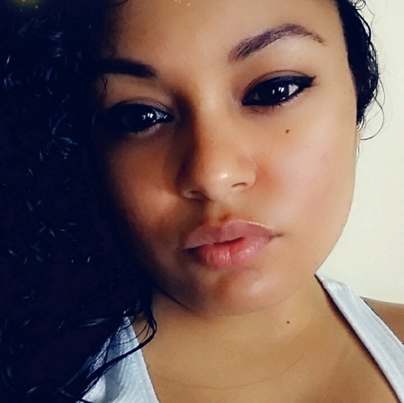 Profile Picture of Daniela Montalvo (@danielamont1702) on Poshmark