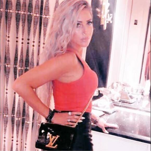 Profile Picture of Tess Kelly (@beautybliss356) on Poshmark