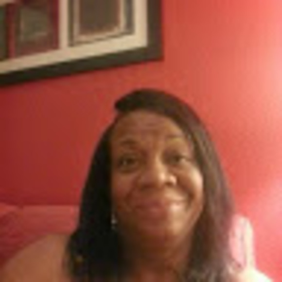 Profile Picture of Alice Nicholson (@alice22715) on Poshmark