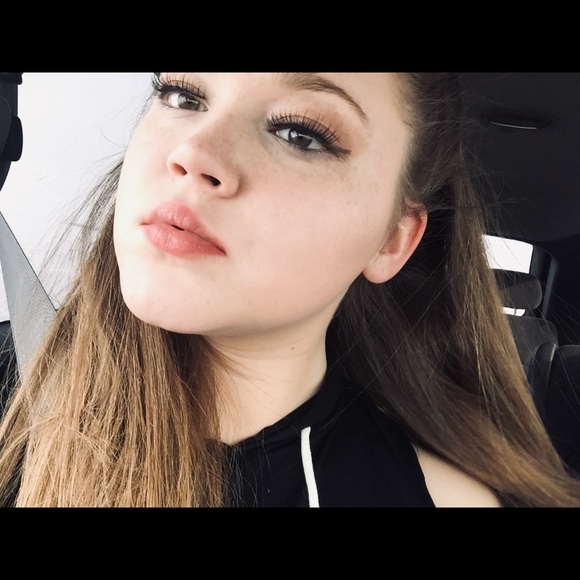 Profile Picture of Brooke Pfisterer (@b_pfisterer) on Poshmark