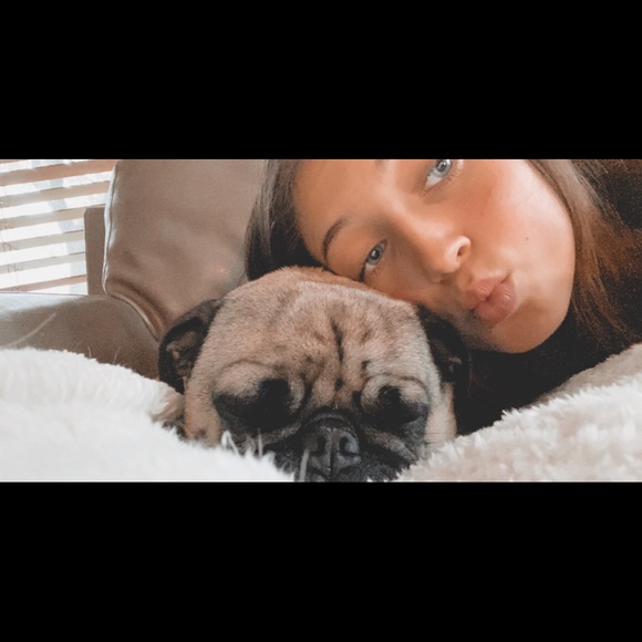 Profile Picture of Annie Froeschle (@anniefroeschle) on Poshmark