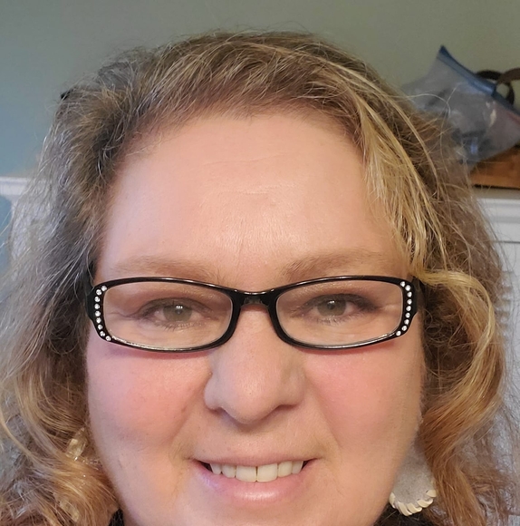 Profile Picture of Cindy Iles (@symmetrysugar) on Poshmark