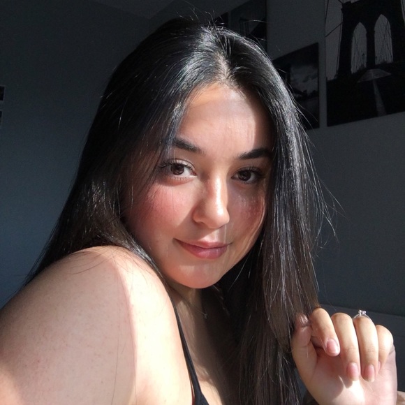 Profile Picture of Danielle Duchesne (@danielleduch) on Poshmark