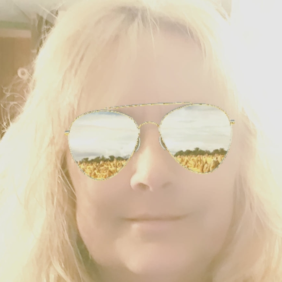 Profile Picture of Elaine Schultz (@elaineschultz) on Poshmark