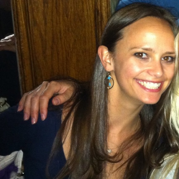 Profile Picture of Elizabeth Casey (@elizcw) on Poshmark