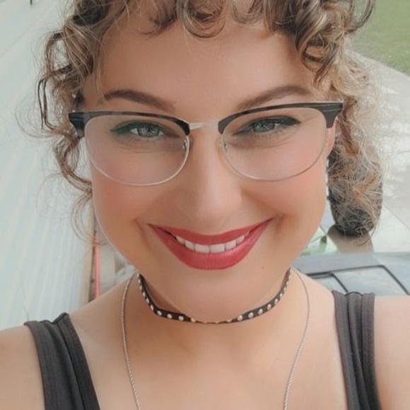 Profile Picture of Holly Demilta (@hollydemilta) on Poshmark