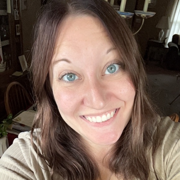 Profile Picture of Chelsea Banicki (@chels4nz) on Poshmark