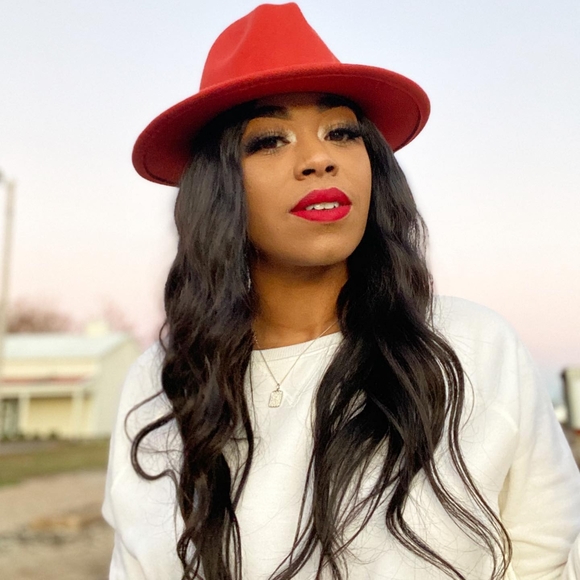 Profile Picture of Amelia Ball (@ameliahottness) on Poshmark