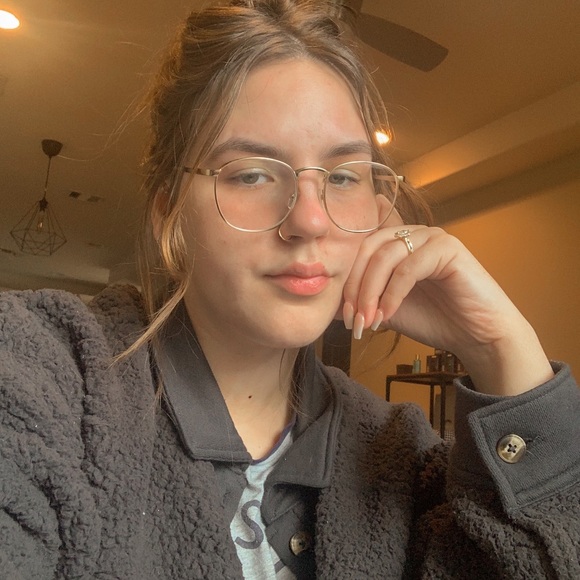 Profile Picture of Alex Mclain (@amlys98) on Poshmark