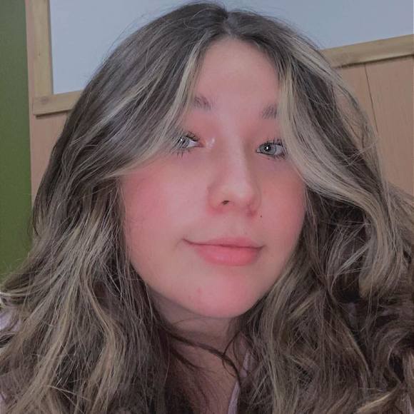 Profile Picture of Hannah Robb (@hannah_robb) on Poshmark