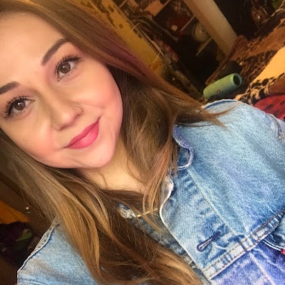 Profile Picture of Alexa Dixon (@alexadixon2010) on Poshmark
