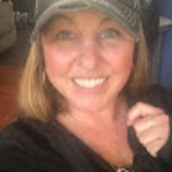 Profile Picture of Lori Ziobrowski (@lziobrow1002) on Poshmark