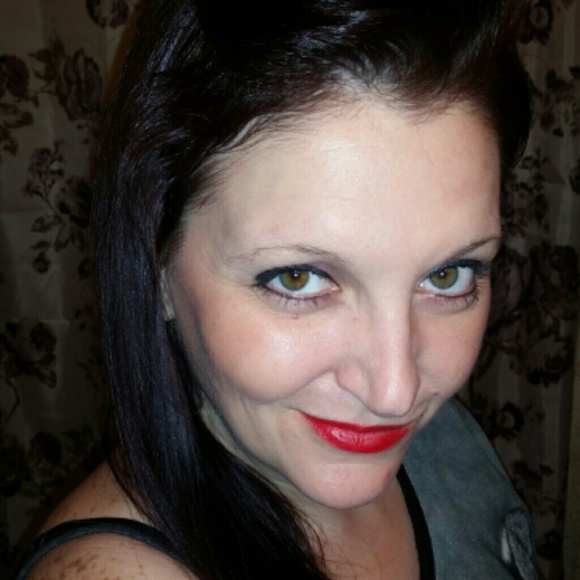 Profile Picture of Joy Whitfield (@luv2luvjoy) on Poshmark