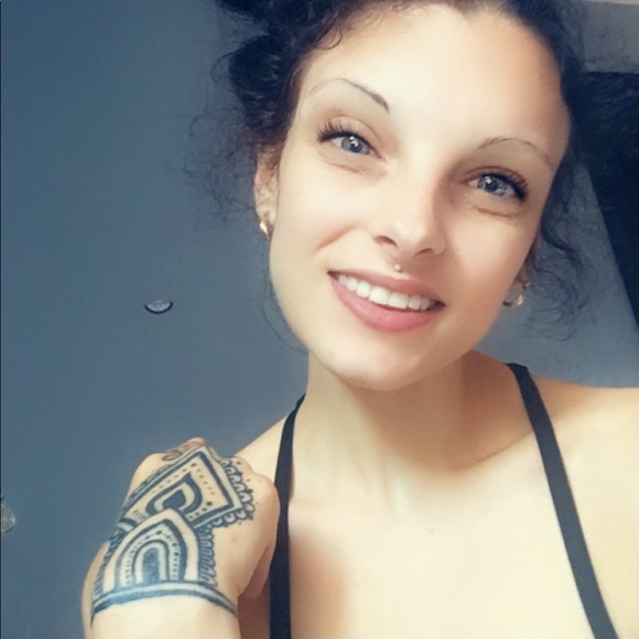 Profile Picture of Aleisha Wamil (@aleishawamil95) on Poshmark