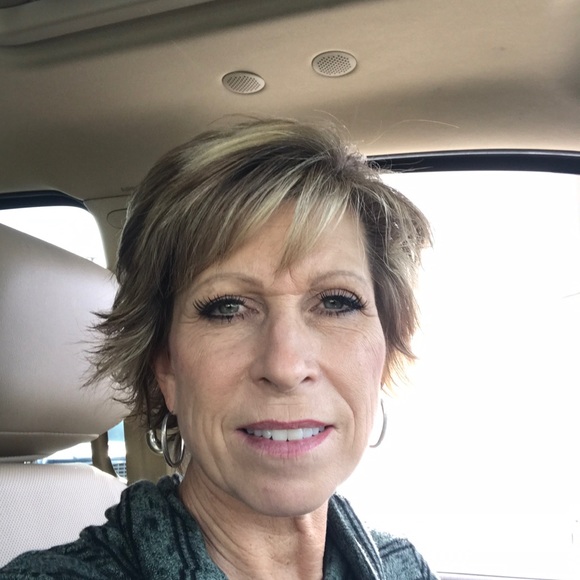 Profile Picture of Kim Clausen (@kimmclausen) on Poshmark