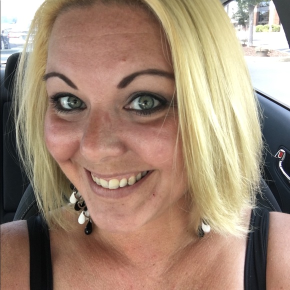 Profile Picture of Amber Toler (@ambert903) on Poshmark