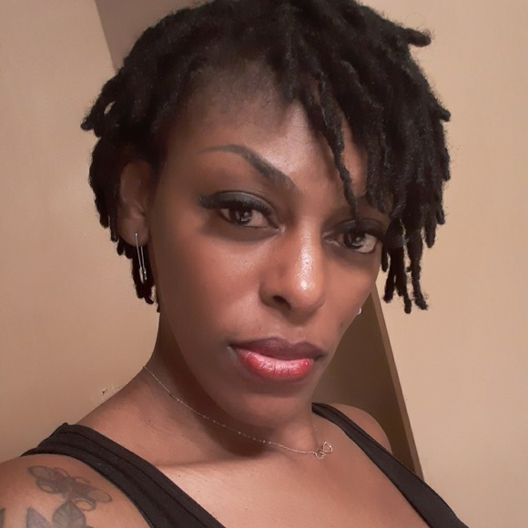 Profile Picture of Kenita Augurson (@kenitaa77) on Poshmark