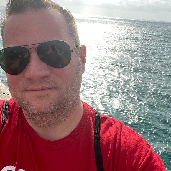 Profile Picture of Ryan Kueter (@kueter01) on Poshmark