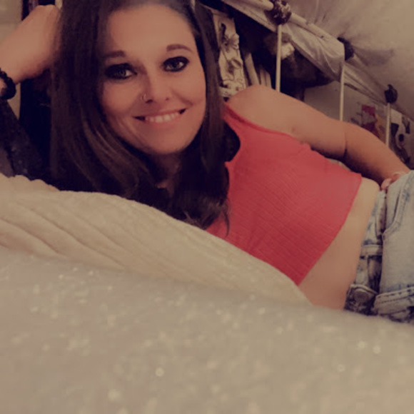 Profile Picture of Amberlee Peltier-wright (@gilbertstrong88) on Poshmark