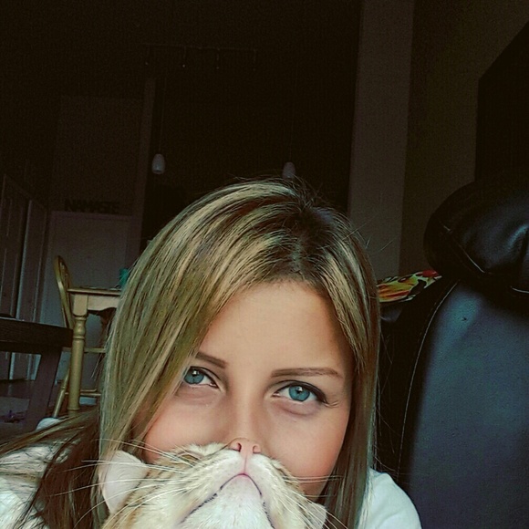 Profile Picture of Daniela Serna (@danyserna) on Poshmark