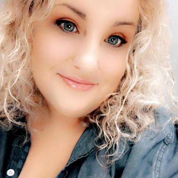Profile Picture of Kat Kurowski (@flowersk794) on Poshmark