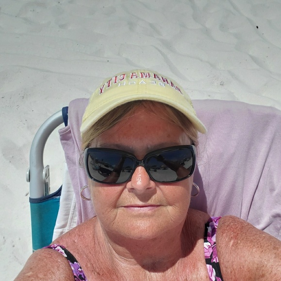 Profile Picture of Cindy Walker (@hinny57) on Poshmark