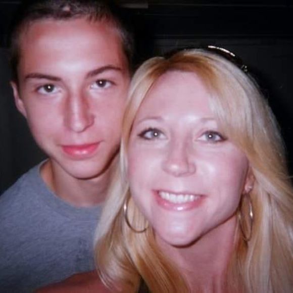 Profile Picture of Bobbi Garrett schmelter (@bschmelter) on Poshmark