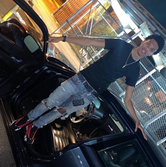 Profile Picture of Ceaquan Rósebrook (@ceaquanr) on Poshmark