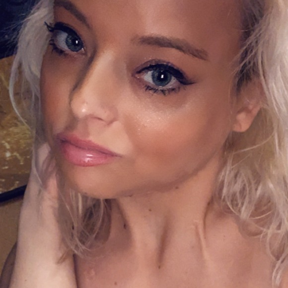 Profile Picture of Katie Hoeflinger (@knh1993) on Poshmark