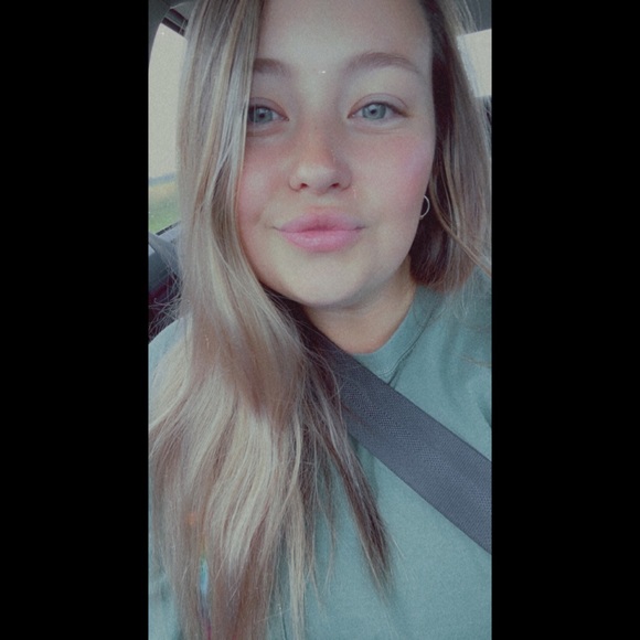 Bailee Twedell - Poshmark Profile Picture of Bailee Twedell (@baileetlhs222) on Poshmark