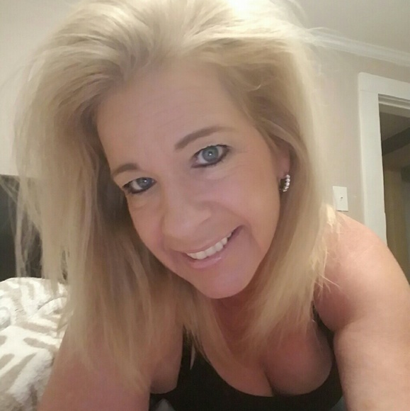 Profile Picture of Donna Townsend (@hotdonna70) on Poshmark