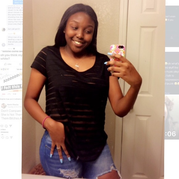 Profile Picture of Mya Barthell (@myamonet) on Poshmark